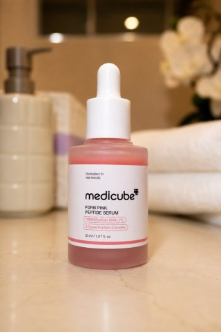 Medicube PDRN Pink Peptide Serum - serum peptydowe z PDRN ujędrniające do twarzy, 30 ml